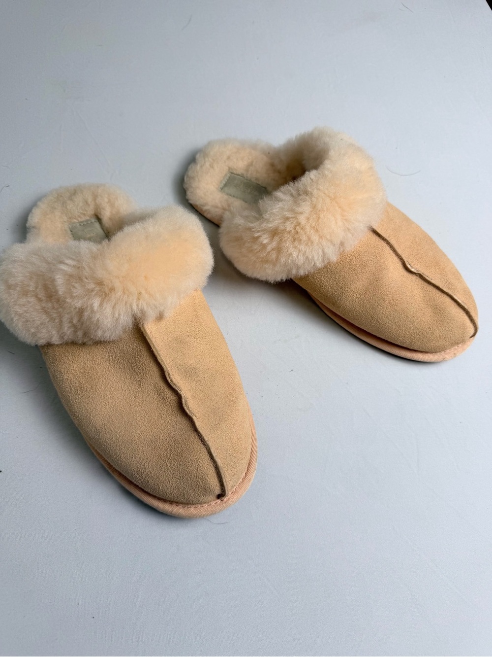 Ugg Scuffette II Slippers slip on fur lined shoes in light orangey pink size 8